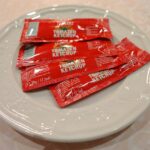 a plate of ketchup packets